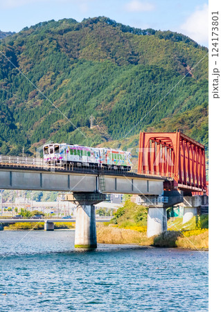 三陸鉄道　釜石の川を渡る列車 124173801