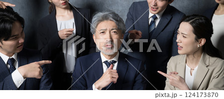 業績が悪いのは全部社長のせい!と指をさされる経営者 物価高で給料アップなし経営責任なの?のイメージ 業績が悪いのは全部社長のせい!と指をさされる経営者 物価高で給料アップなし経営責任なの?のイメージ 124173870