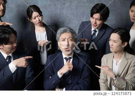 業績が悪いのは全部社長のせい!と指をさされる経営者 物価高で給料アップなし経営責任なの?のイメージ 業績が悪いのは全部社長のせい!と指をさされる経営者 物価高で給料アップなし経営責任なの?のイメージ 124173871