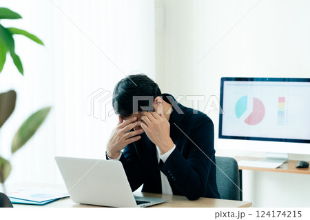 パソコンを操作するビジネスマン パソコンを操作するビジネスマン 124174215