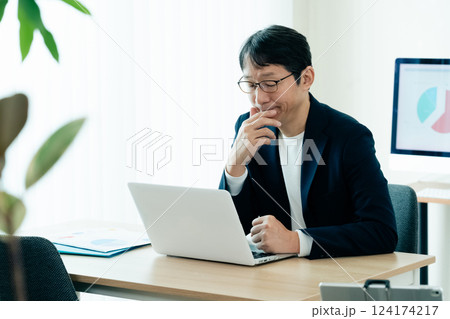 パソコンを操作するビジネスマン 124174217