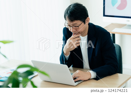 パソコンを操作するビジネスマン 124174221
