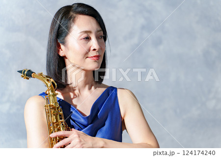 サックスを持つ女性 124174240