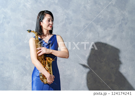 サックスを持つ女性 124174241