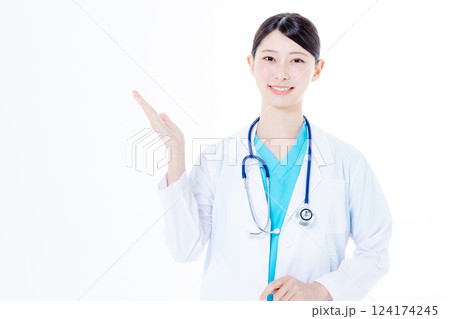若い女性医師 若い女性医師 124174245