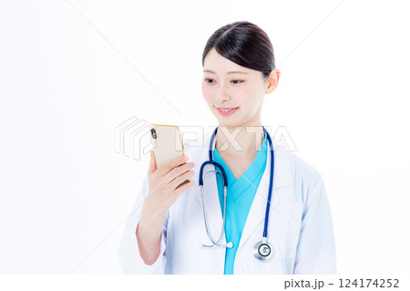 スマホを使う女医 124174252