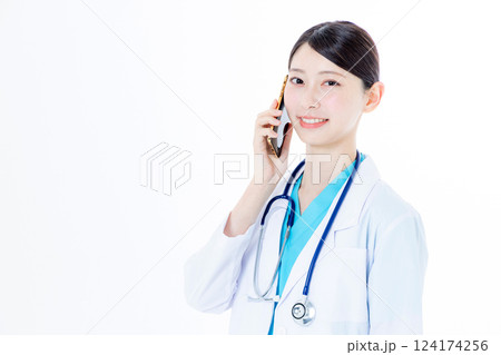 スマホを使う女医 124174256