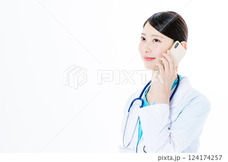 スマホを使う女医 124174257