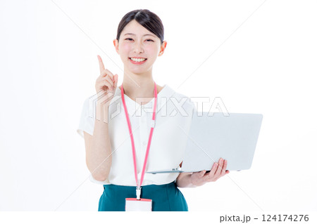 キャリアウーマン　パソコン　白バック 124174276