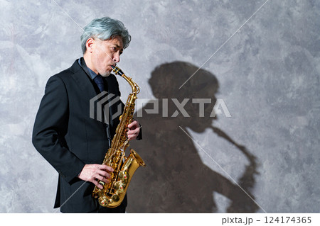 サックスを演奏する男性 124174365