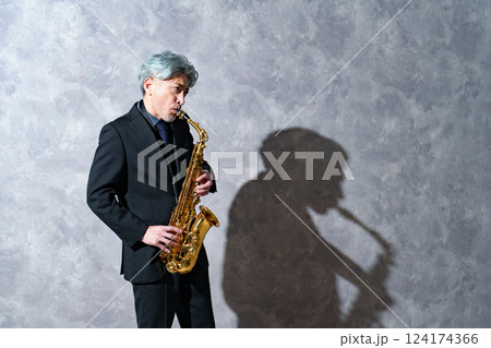 サックスを演奏する男性 サックスを演奏する男性 124174366