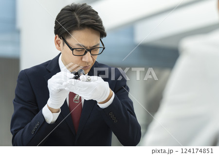 腕時計の鑑定をする鑑定士 イメージ 腕時計の鑑定をする鑑定士 イメージ 124174851