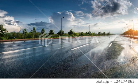 雨上がりのアスファルトの道路と反射する空2 124174863