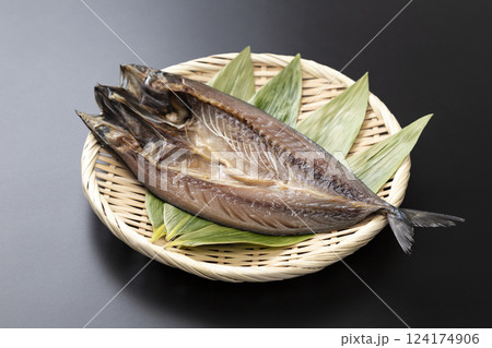 鯖の干物 124174906