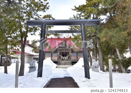冬の北海道北斗市で上磯八幡宮境内の風景を撮影 冬の北海道北斗市で上磯八幡宮境内の風景を撮影 124174913