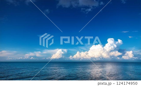 青空と白い雲が広がる夏の海4 124174950