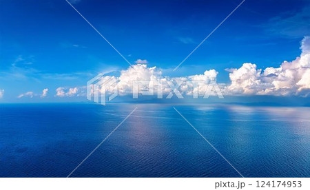 青空と白い雲が広がる夏の海1 124174953