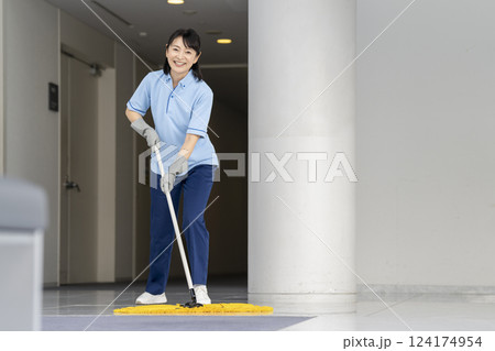 50代の女性清掃スタッフ　カメラ目線　ポートレート 124174954