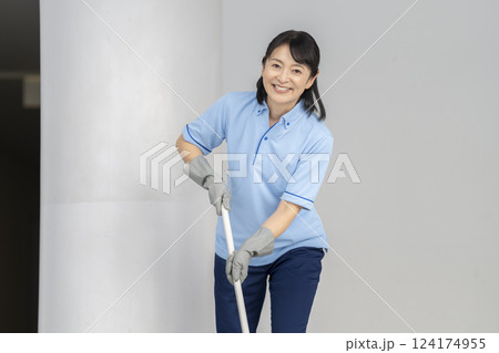 50代の女性清掃スタッフ　カメラ目線　ポートレート 124174955