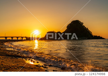 夕日に染まる由良海岸 124174998