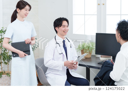 患者を診察する医者 124175022