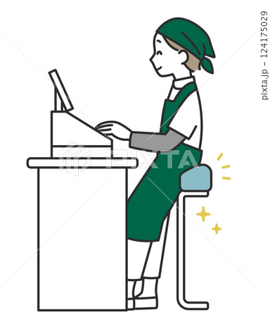 座ってレジを打つスーパーの女性店員さん 124175029