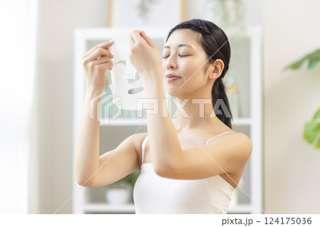 フェイスパックを手に取っている女性 124175036