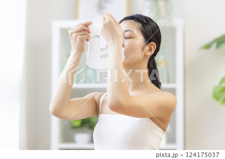 フェイスパックを手に取っている女性 フェイスパックを手に取っている女性 124175037