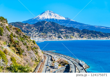 静岡 薩埵峠から望む駿河湾と富士山 静岡 薩埵峠から望む駿河湾と富士山 124175071