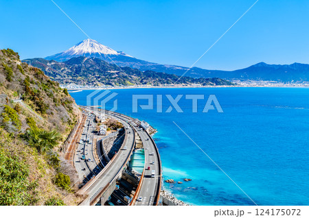 静岡　薩埵峠から望む駿河湾と富士山 124175072