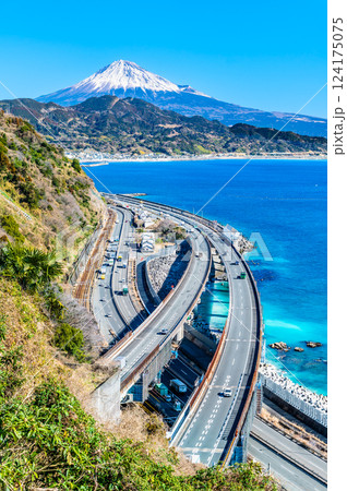 静岡　薩埵峠から望む駿河湾と富士山 124175075