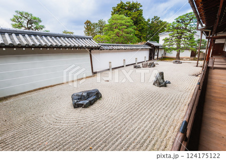 秋の京都　南禅寺　小方丈庭園 124175122