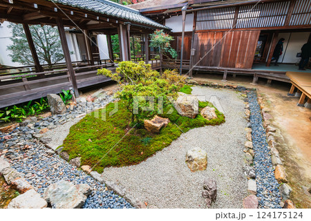 秋の京都　南禅寺　六道庭 124175124