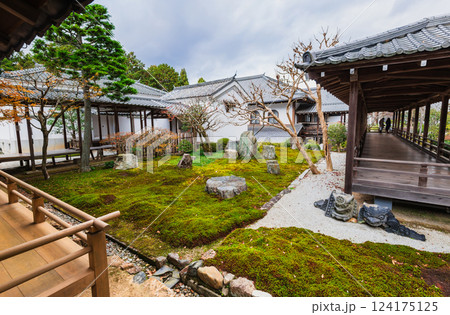 秋の京都　南禅寺　六道庭 124175125