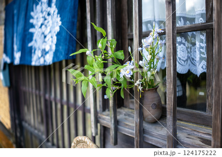 古民家の軒先に植えられた花 古民家の軒先に植えられた花 124175222