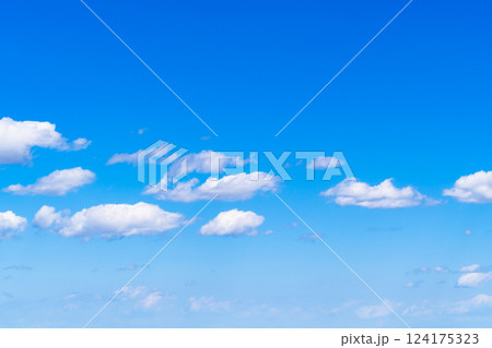 青空に浮かぶ白い雲　d-2 高彩度コントラスト 124175323