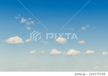 青空に浮かぶ白い雲　f-4 フィルム調 124175336