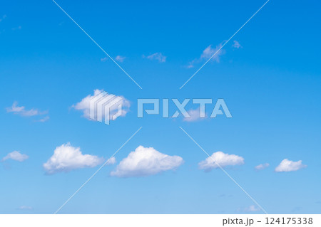 青空に浮かぶ白い雲　g-1 124175338