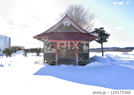 冬の北海道北斗市で中野稲荷神社境内の風景を撮影 124175360