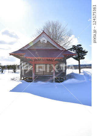 冬の北海道北斗市で中野稲荷神社境内の風景を撮影 124175361