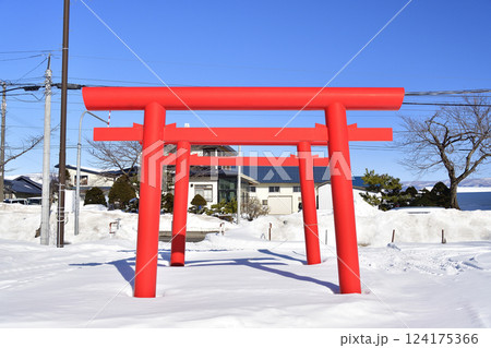 冬の北海道北斗市で中野稲荷神社境内の風景を撮影 冬の北海道北斗市で中野稲荷神社境内の風景を撮影 124175366