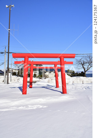 冬の北海道北斗市で中野稲荷神社境内の風景を撮影 124175367