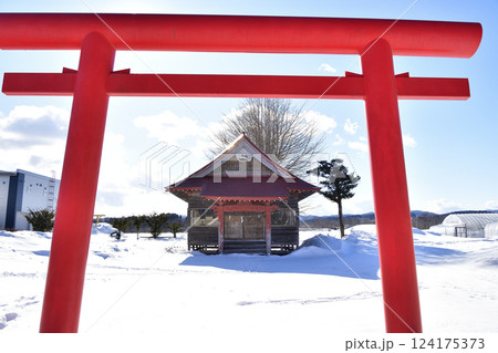 冬の北海道北斗市で中野稲荷神社境内の風景を撮影 124175373