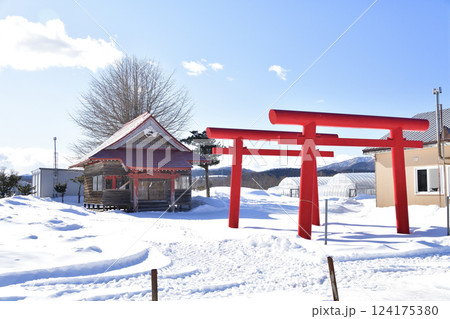 冬の北海道北斗市で中野稲荷神社境内の風景を撮影 124175380