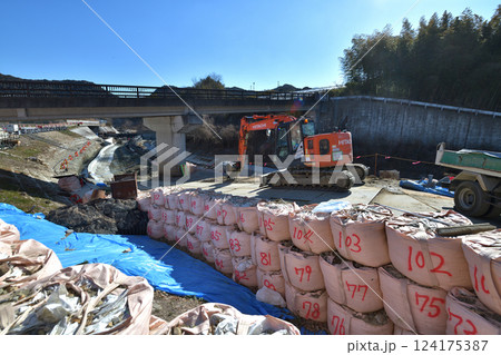 工事現場 河川改修工事の現場風景 工事現場 河川改修工事の現場風景 124175387