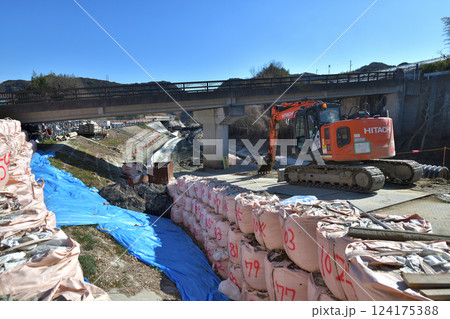 工事現場 河川改修工事の現場風景 工事現場 河川改修工事の現場風景 124175388