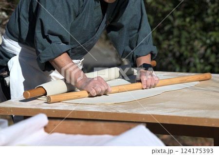 手打ち蕎麦　縁日に出店のそば職人の手元 124175393
