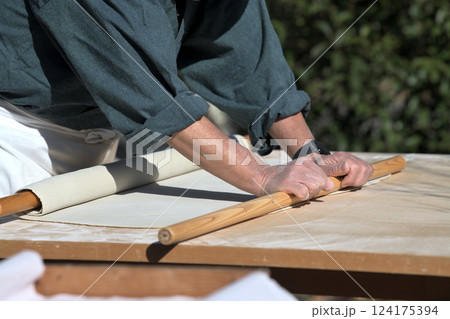 手打ち蕎麦　縁日に出店のそば職人の手元 124175394