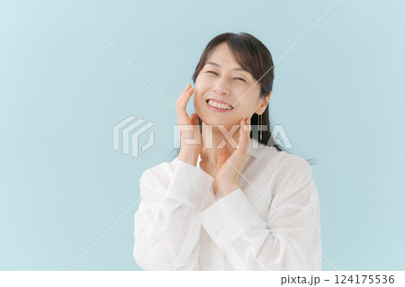 ミドル女性のビューティー 124175536