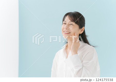 ミドル女性のビューティー ミドル女性のビューティー 124175538